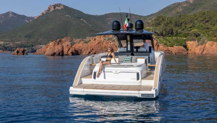 Invictus TT420-invictusyacht.com