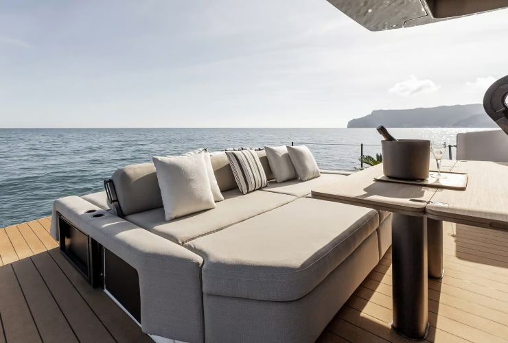 Seadeck 6 Azimut - Azimutyachts.com - boatmagazine.it 3