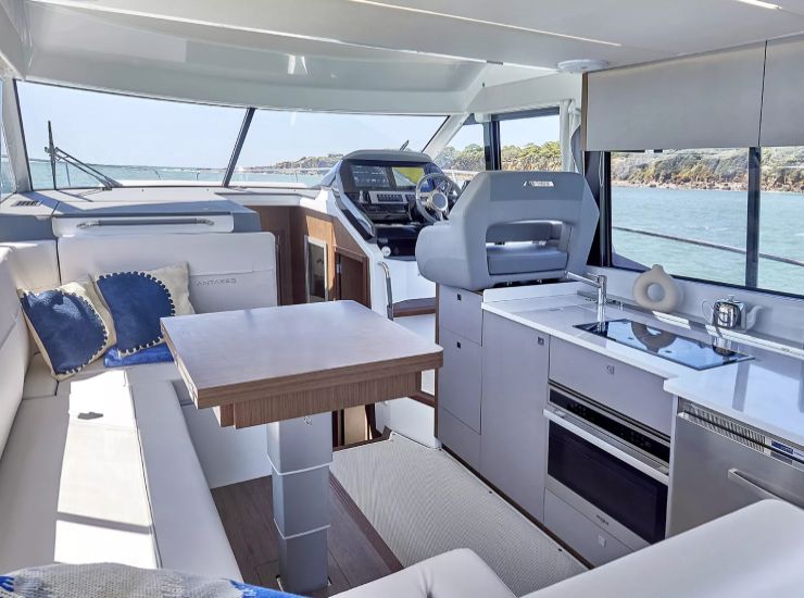 Antares 12 FLY - Beneteau.com